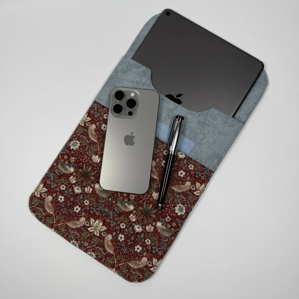Pouzdro na tablet - Ptáčci na červené II. (William Morris)