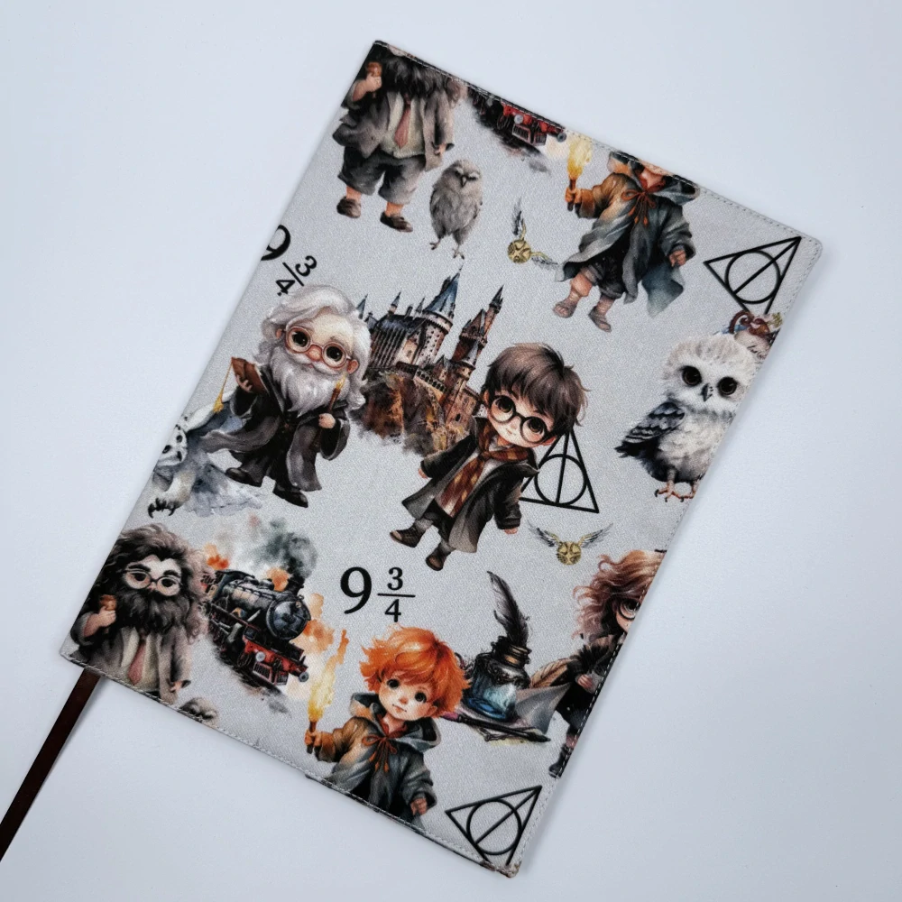 Nastavitelný obal na knihu – Harry Potter s větším vzorem na světle šedém podkladu, velikost L