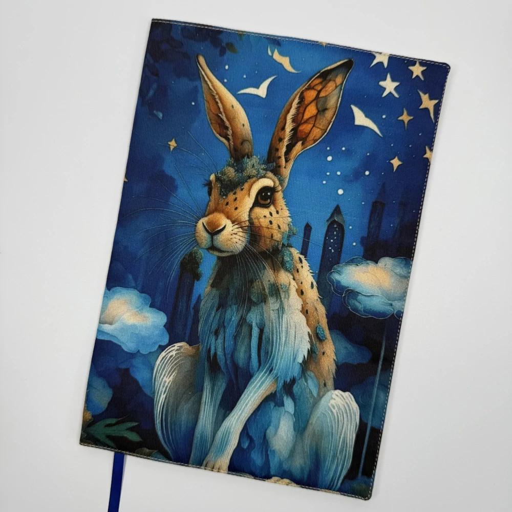 Nastavitelný obal na knihu – Fantasy zajíc, hvězdné nebe a hnědá látka, velikost XL