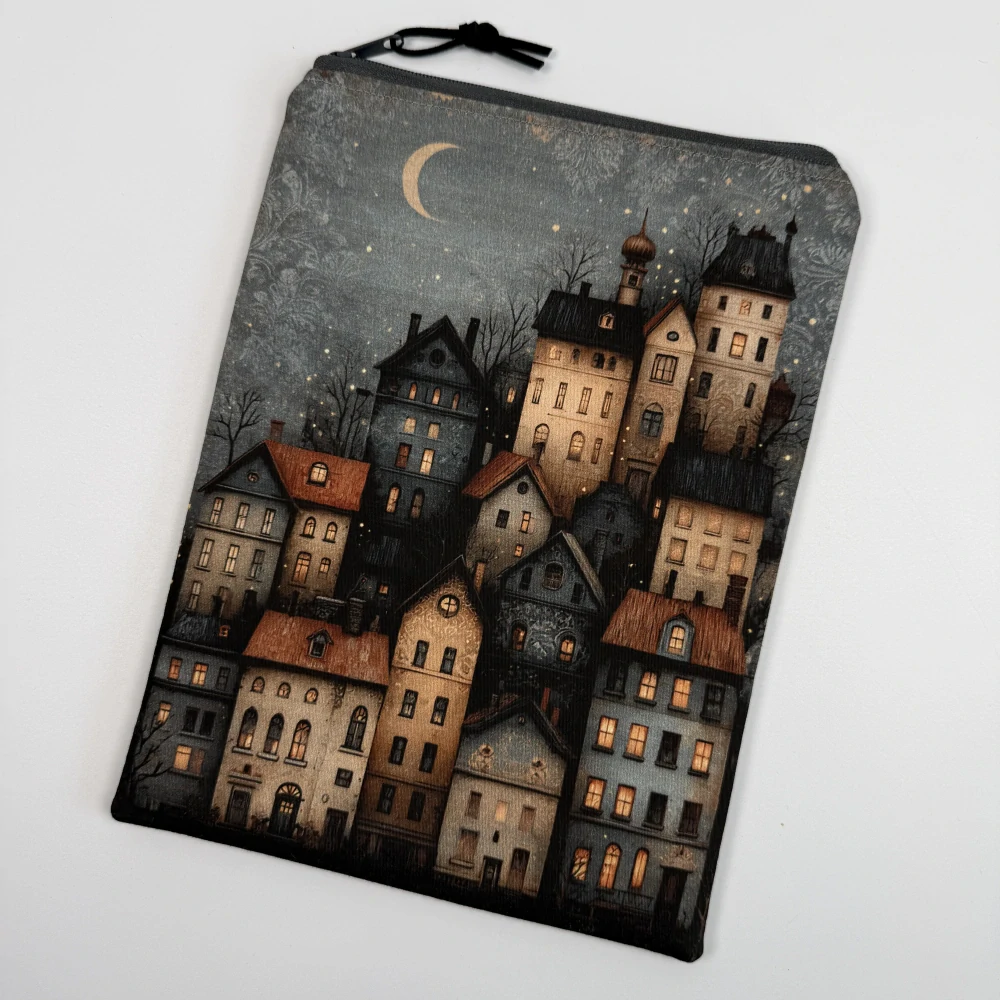 Pouzdro na čtečku – Kouzelné městečko za soumraku, velikost XL (14 × 20 cm)