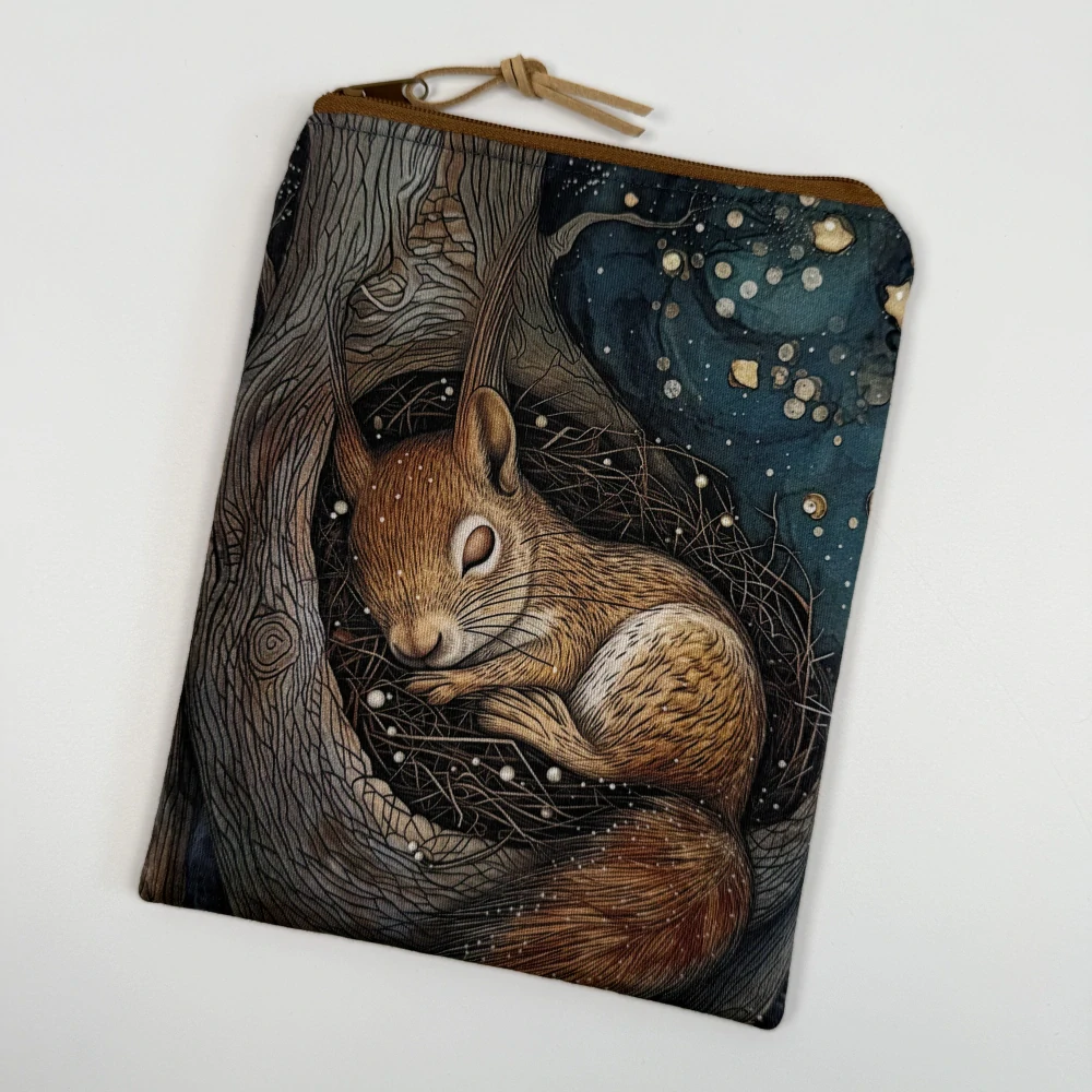 Pouzdro na čtečku – Spící liška v dutině stromu, velikost M (12 × 16 cm)