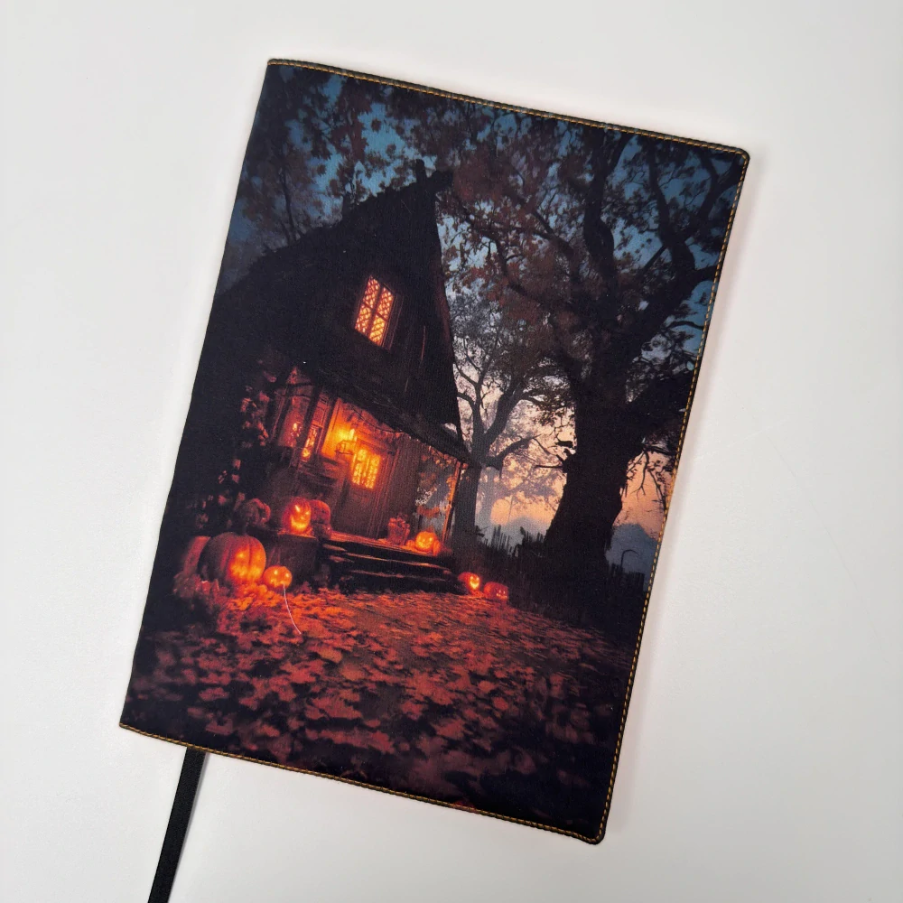 Rezervace Jana B. – Halloweenský dům – obal na knihu, velikost M plus