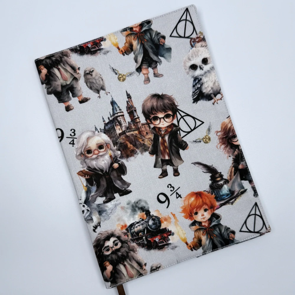 Nastavitelný obal na knihu – Harry Potter s větším vzorem na světle šedém podkladu, velikost L