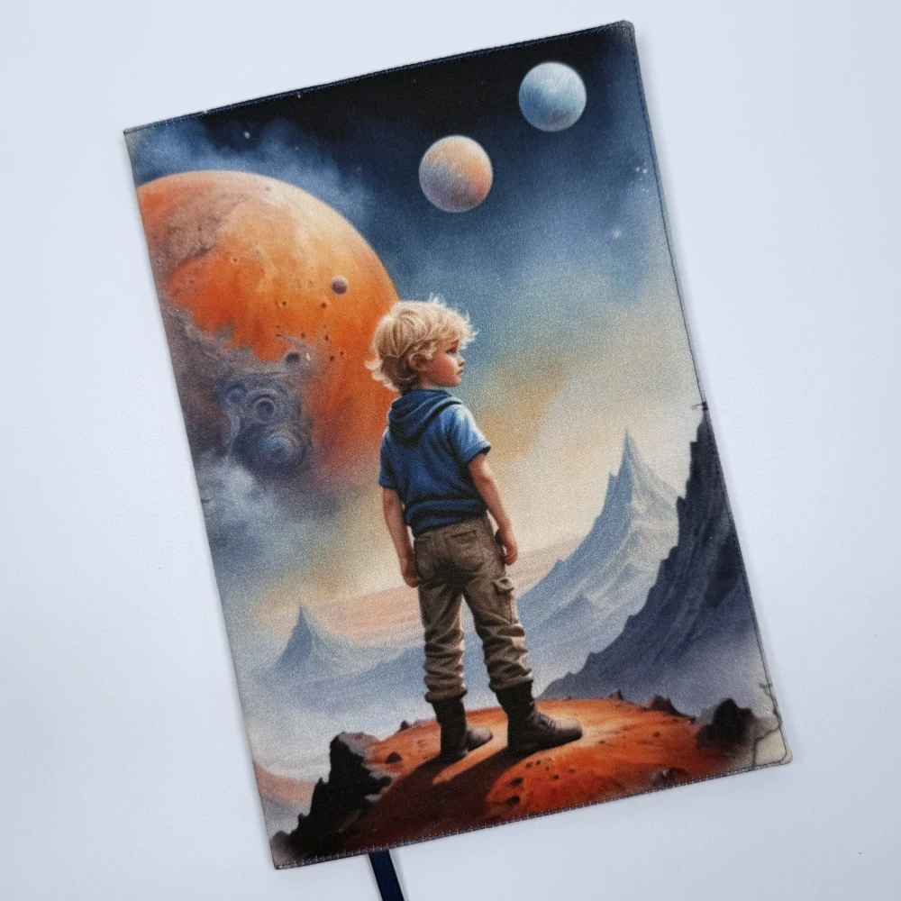  Nastavitelný obal na knihu – Malý princ na planetě s modrou doplňkovou látkou, velikost L