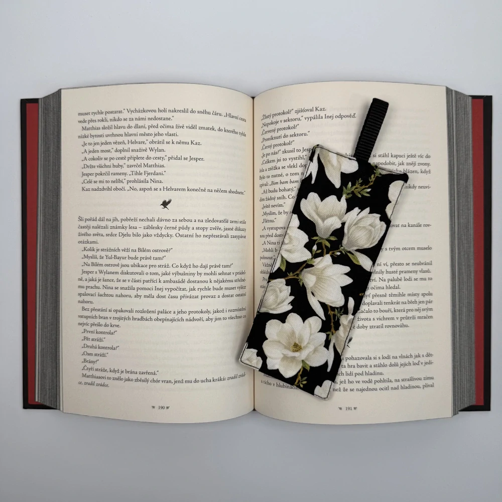 Záložka do knihy – bílá magnolie na černém podkladu, oboustranná