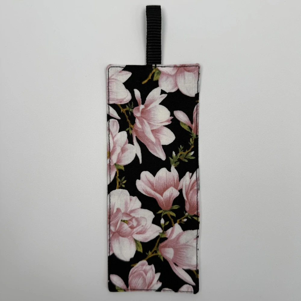 Záložka do knihy – růžová magnolie na černém podkladu, oboustranná