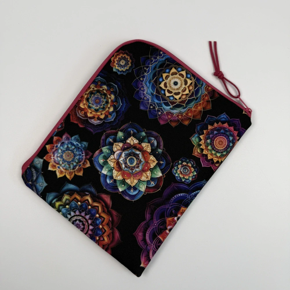 Pouzdro na čtečku – Barevné mandaly, velikost L (13 × 18 cm)