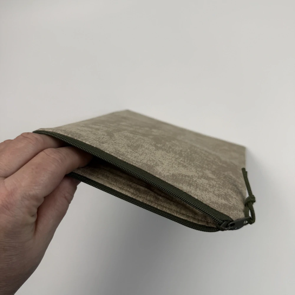 Pouzdro na čtečku – Lesní ticho za svitu měsíce, velikost L (13 × 18 cm)