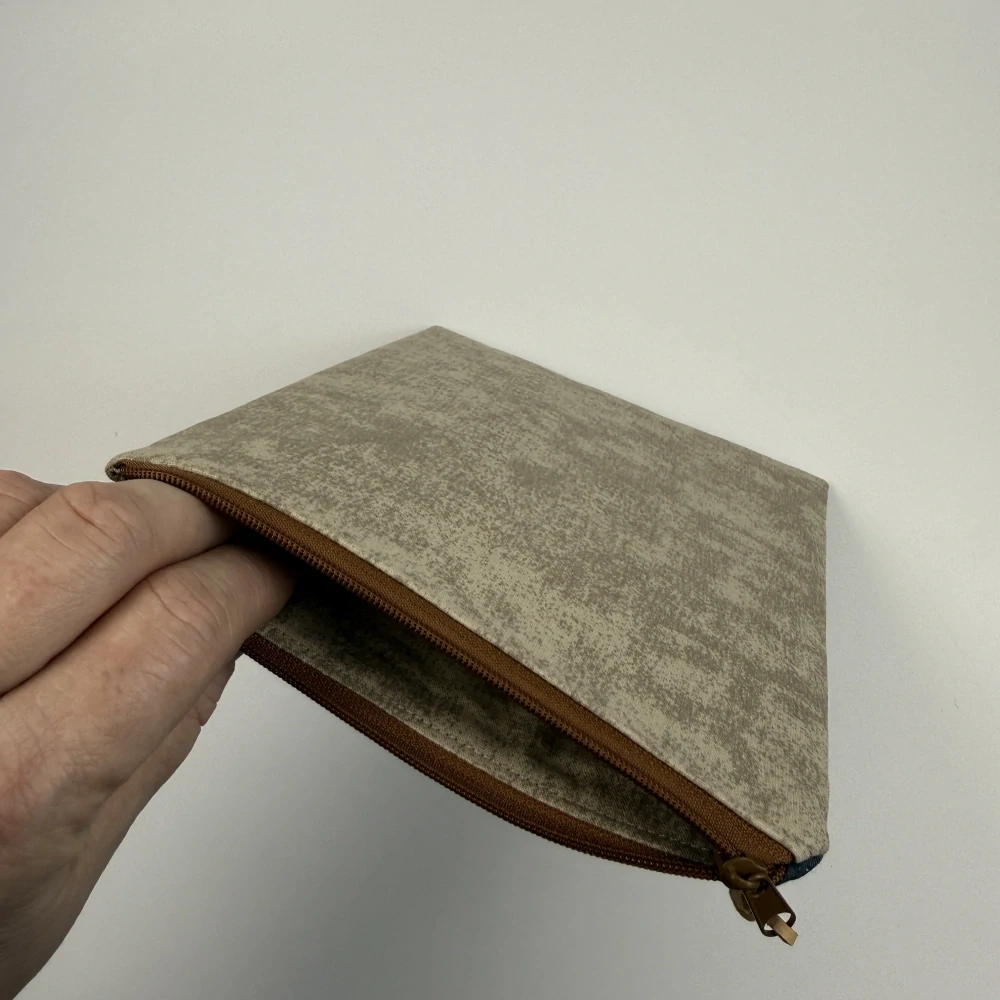 Pouzdro na čtečku – Spící veverka v dutině, velikost L (13 × 18 cm)