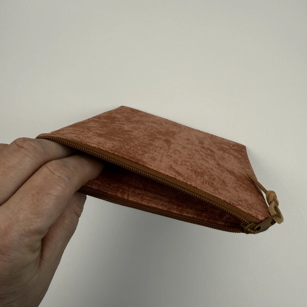Pouzdro na čtečku – Spící liška v dutině stromu, velikost M (12 × 16 cm)