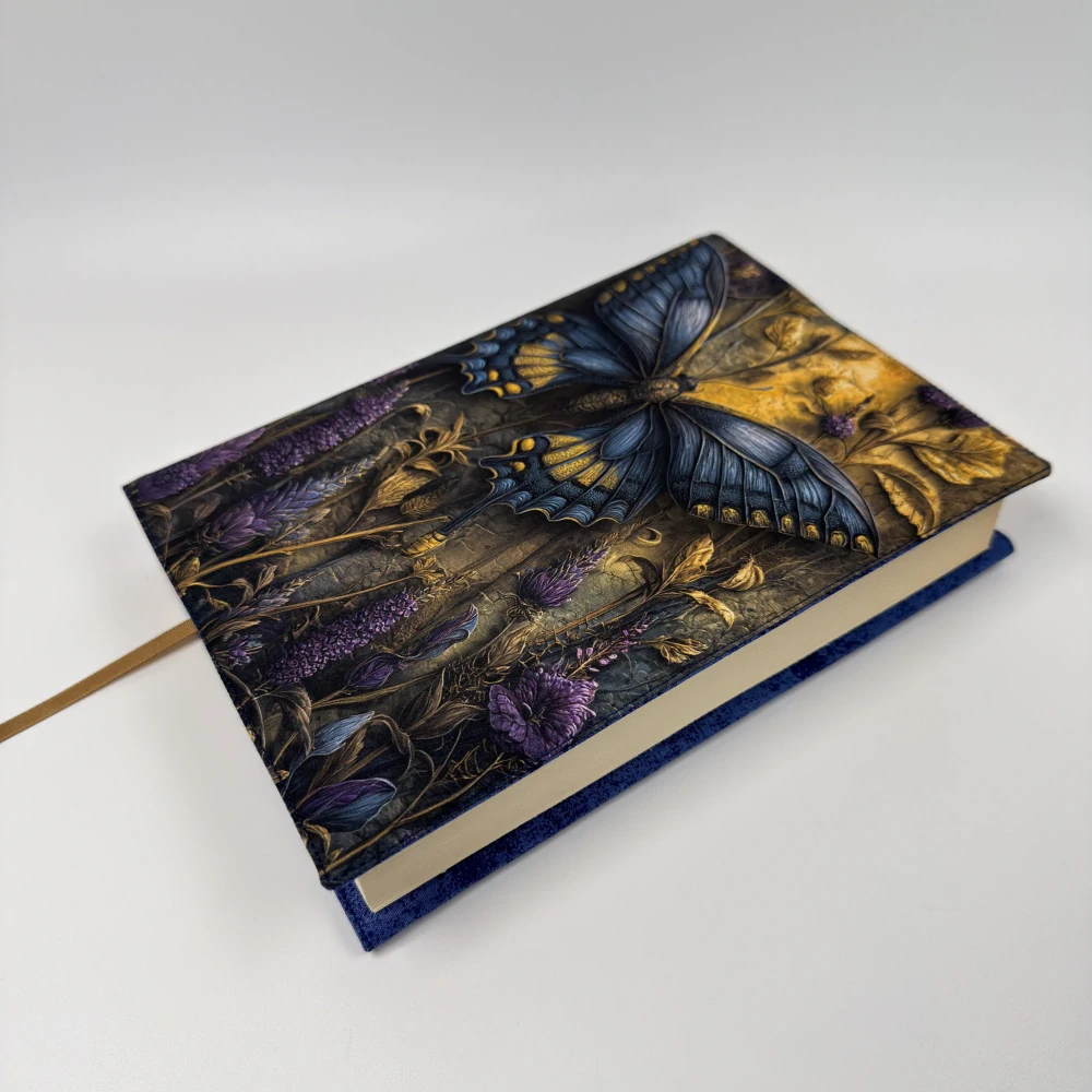 Rezervace Kaštan Z. - Noční motýl v levanduli – fantasy obal na knihu, velikost M plus