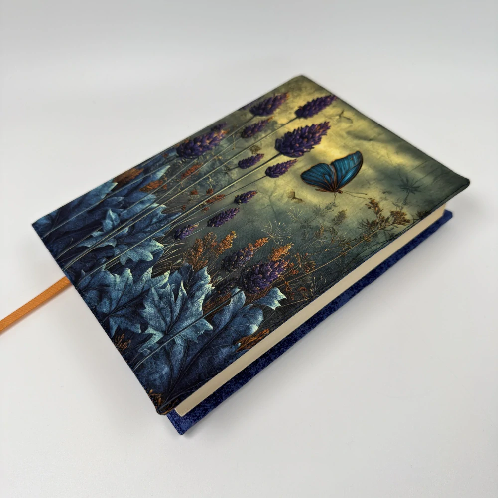 Modrý motýl v levanduli – květinový fantasy obal na knihu, velikost M plus