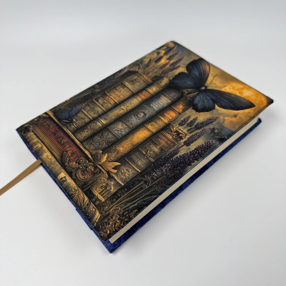 Motýl nad starými knihami – fantasy obal na knihu, velikost M plus