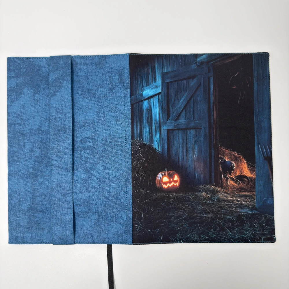 Rezervace Jana B. – Halloweenská stodola – obal na knihu, velikost M plus