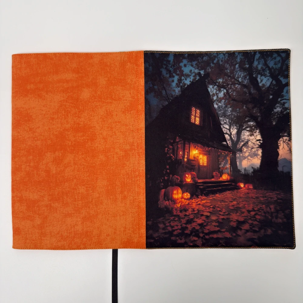 Rezervace Jana B. – Halloweenský dům – obal na knihu, velikost M plus