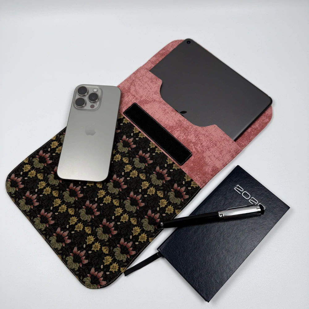 Pouzdro na tablet - květiny na tmavě šedé II. (bavlna William Morris)