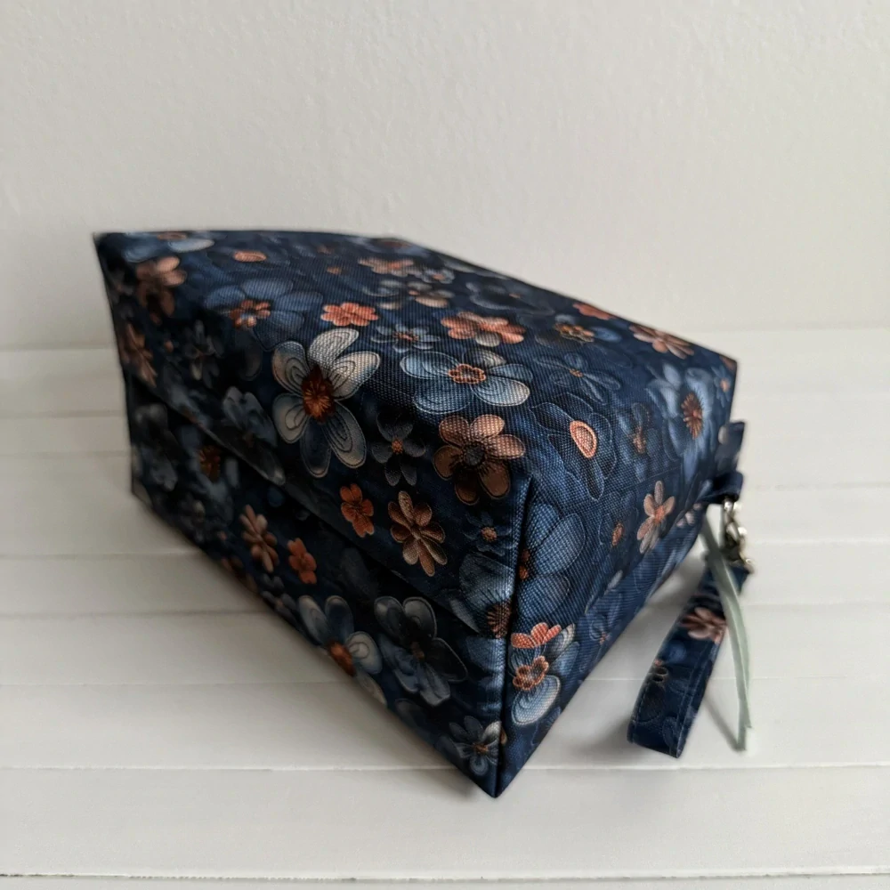 Kosmetická taštička Ria - květy jeans