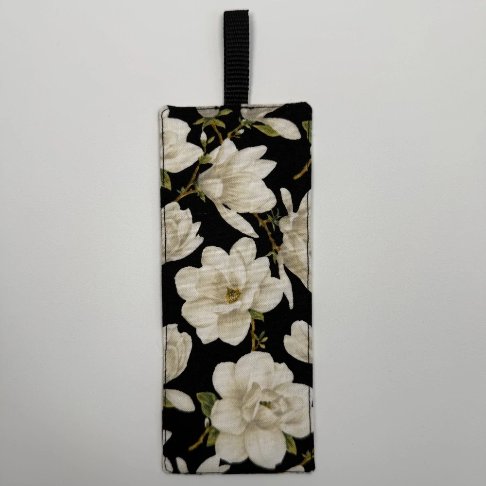 Záložka do knihy – bílá magnolie na černém podkladu, oboustranná