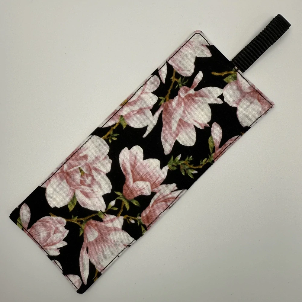 Záložka do knihy – růžová magnolie na černém podkladu, oboustranná
