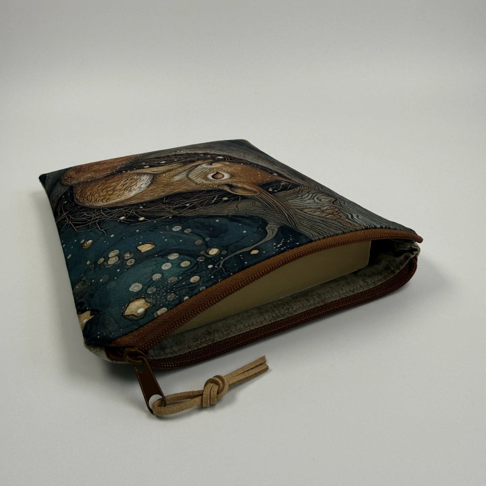 Pouzdro na čtečku – Spící veverka v dutině, velikost L (13 × 18 cm)