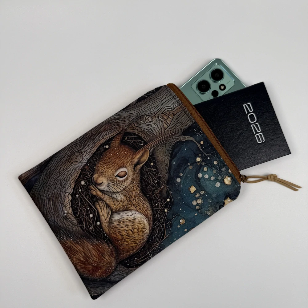 Pouzdro na čtečku – Spící liška v dutině stromu, velikost M (12 × 16 cm)