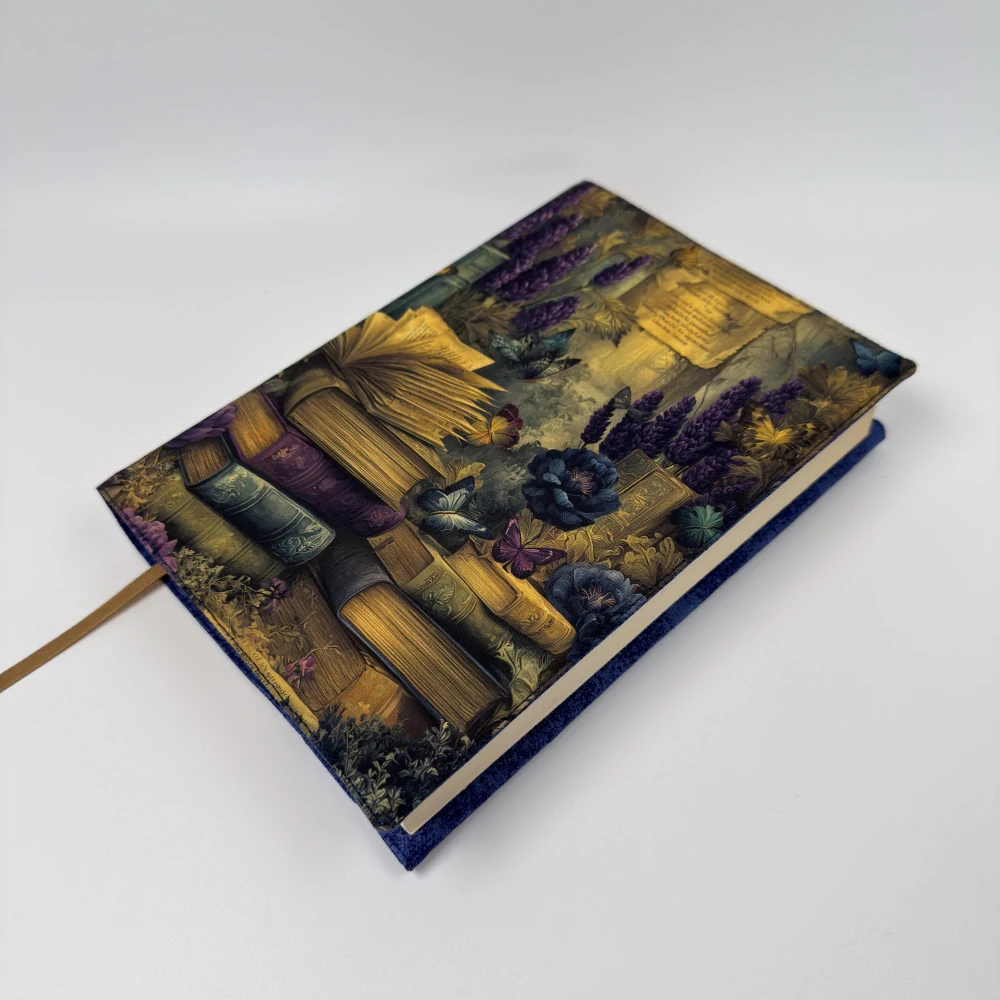 Kouzelná knihovna v levanduli – fantasy obal na knihu, velikost M plus