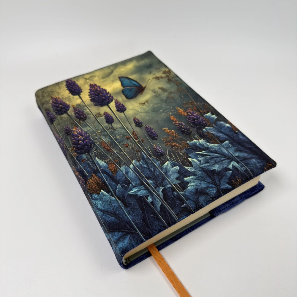 Modrý motýl v levanduli – květinový fantasy obal na knihu, velikost M plus