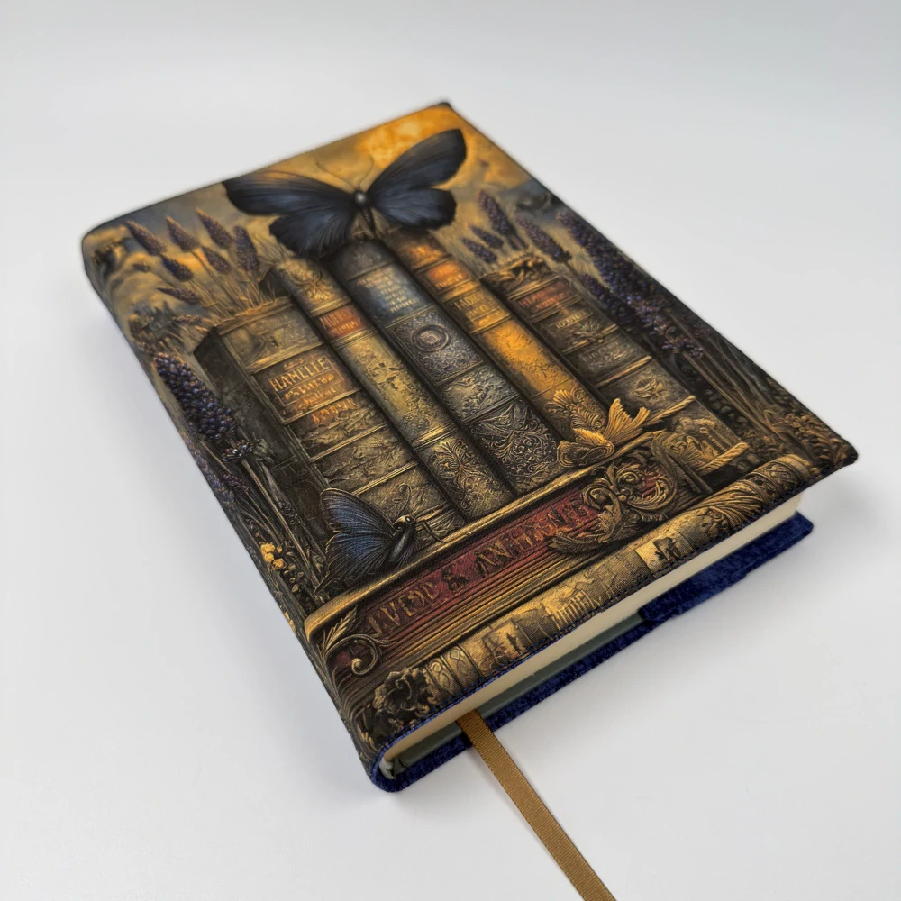 Motýl nad starými knihami – fantasy obal na knihu, velikost M plus