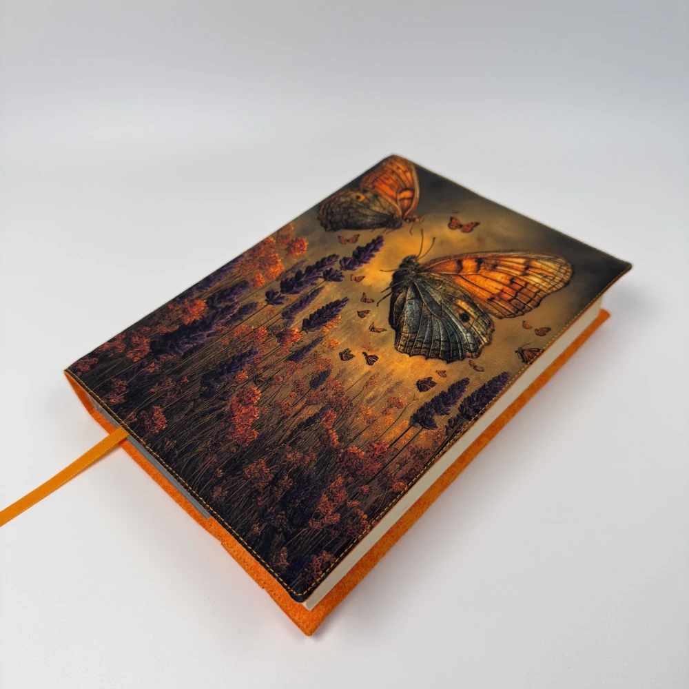  Oranžoví motýli v levanduli – fantasy obal na knihu, velikost M plus