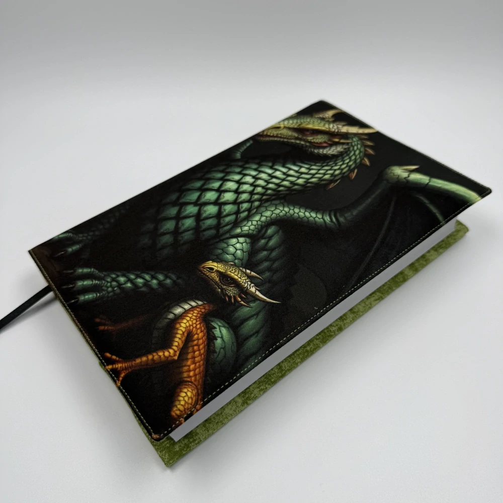 Nastavitelný obal na knihu – Zelený drak a mládě, fantasy motiv a zelená látka, velikost XL