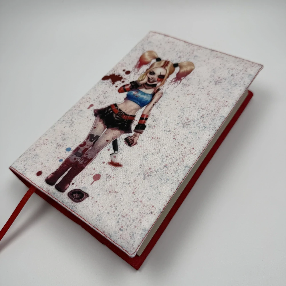  Nastavitelný obal na knihu – smějící se Harley Quinn, červená doplňková látka, velikost L