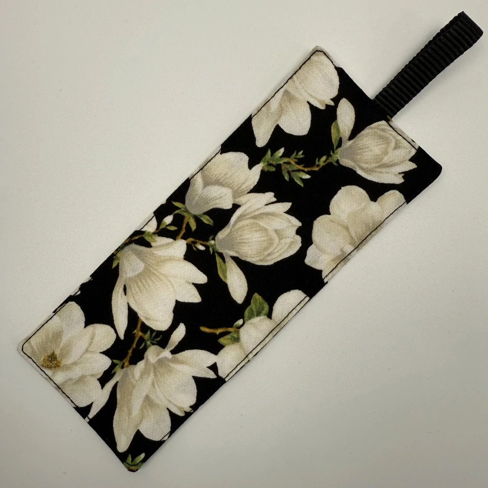 Záložka do knihy – bílá magnolie na černém podkladu, oboustranná