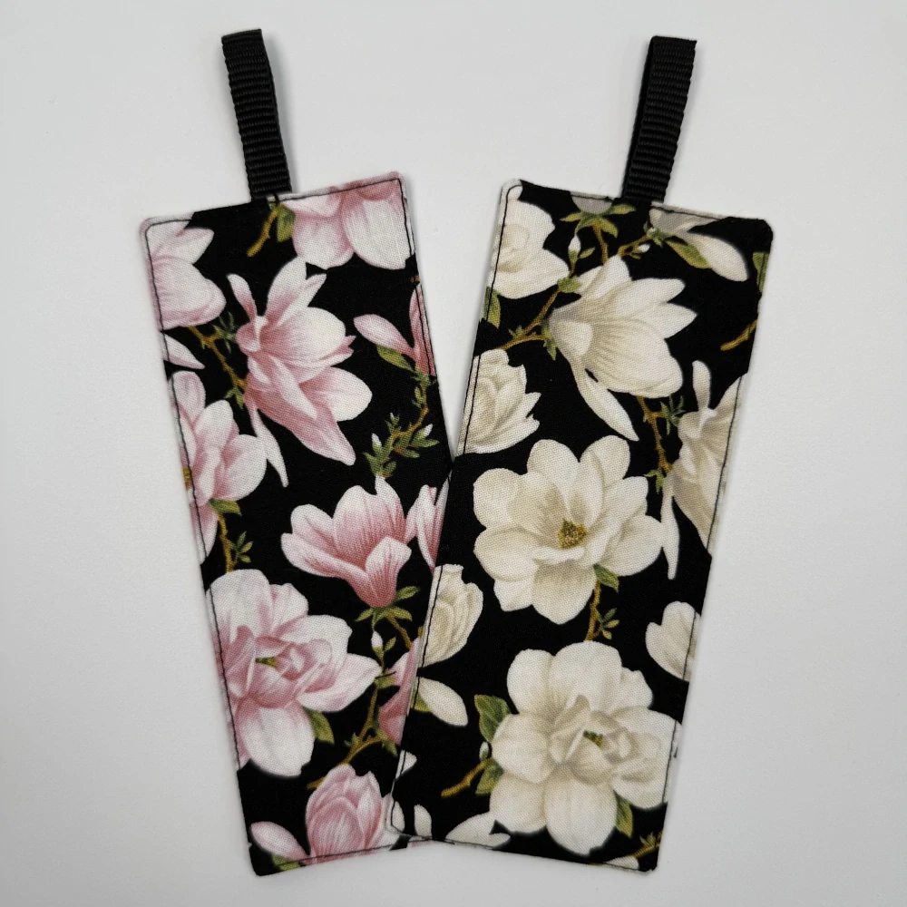 Záložka do knihy – růžová magnolie na černém podkladu, oboustranná