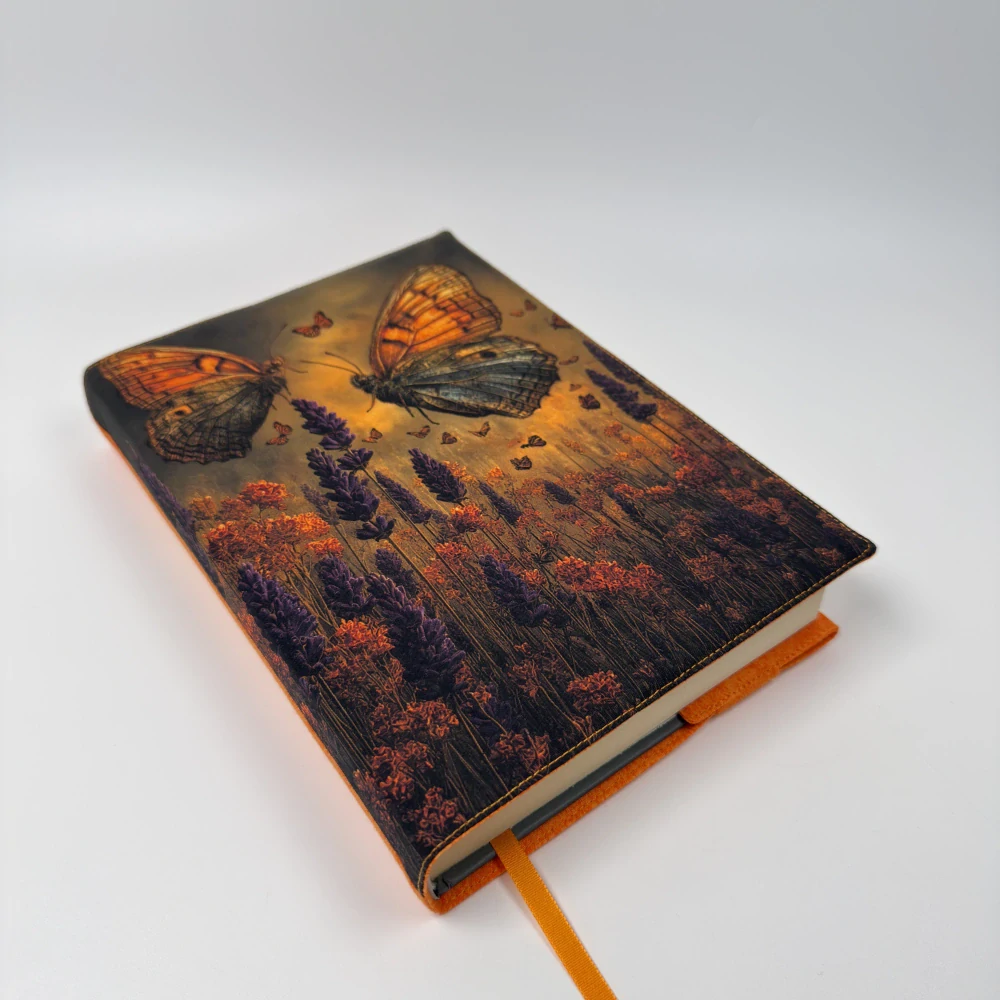  Oranžoví motýli v levanduli – fantasy obal na knihu, velikost M plus