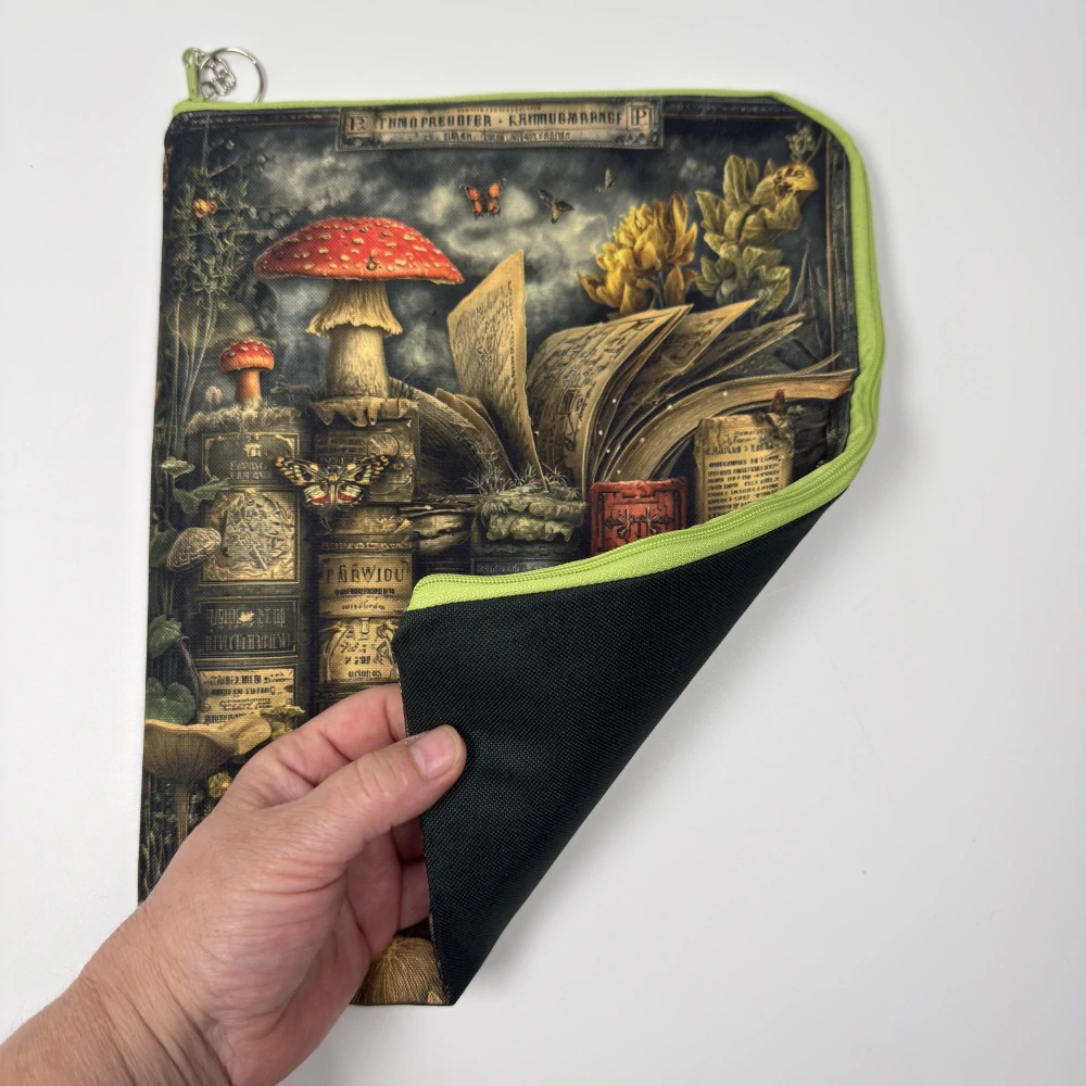 Rezervace Markéta P. - Kouzelná knihovna – cestovní pouzdro na knihy 25 x 31 cm