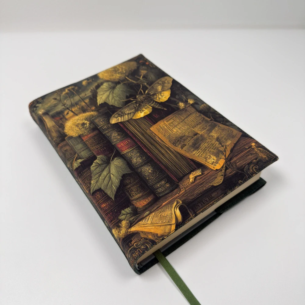 Můra mezi knihami – fantasy obal na knihu, velikost M plus