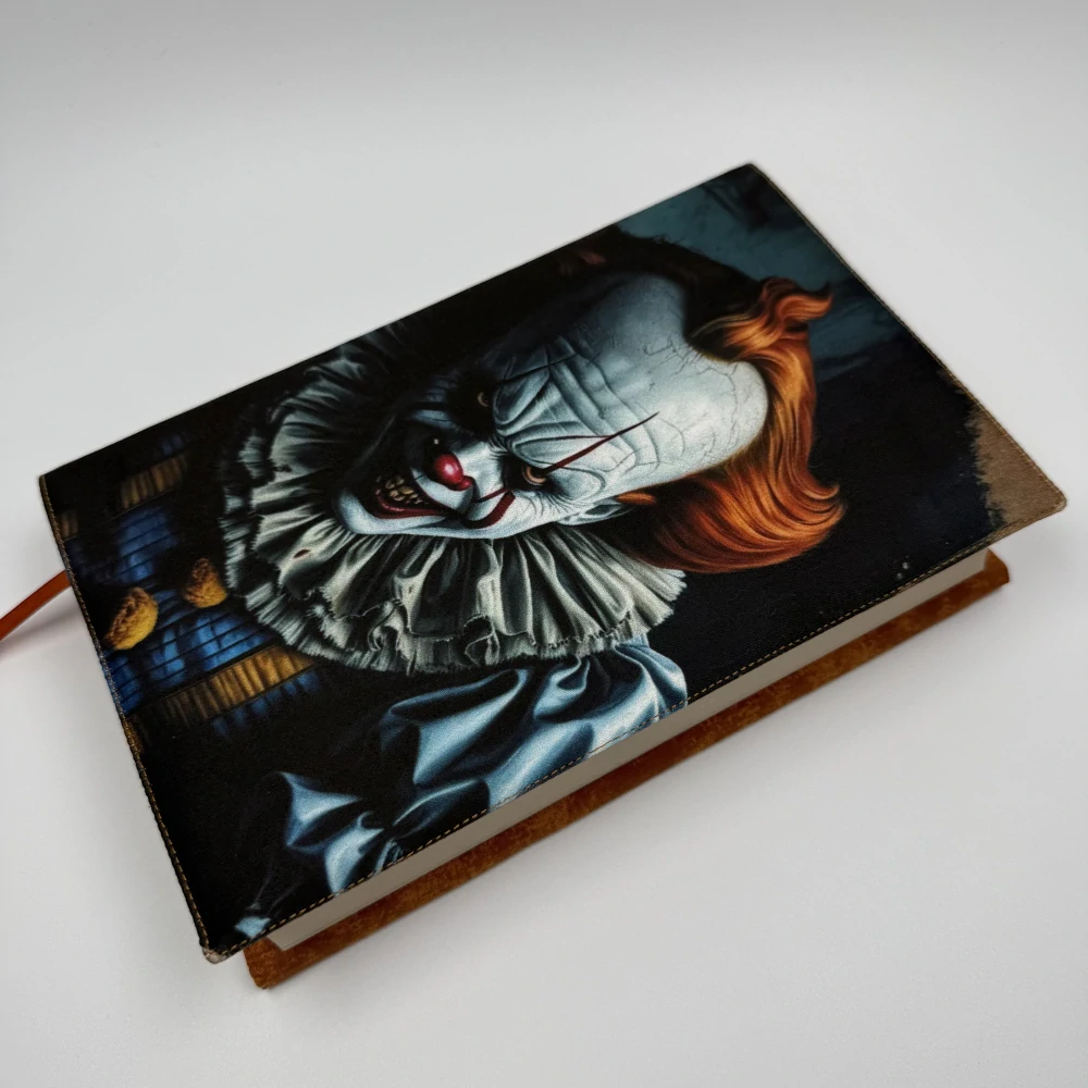  Nastavitelný obal na knihu – potměšilý klaun Pennywise, oranžová doplňková látka, velikost L