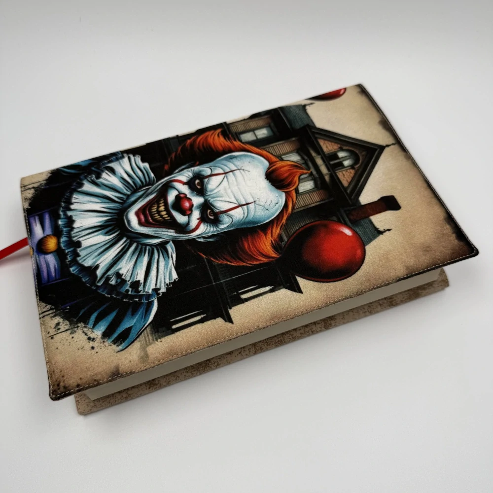  Nastavitelný obal na knihu – hororový klaun Pennywise, světlá hnědá doplňková látka, velikost L