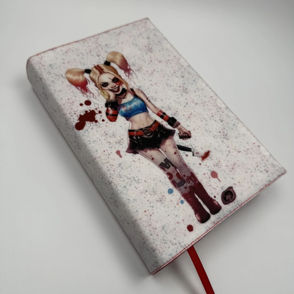  Nastavitelný obal na knihu – smějící se Harley Quinn, červená doplňková látka, velikost L
