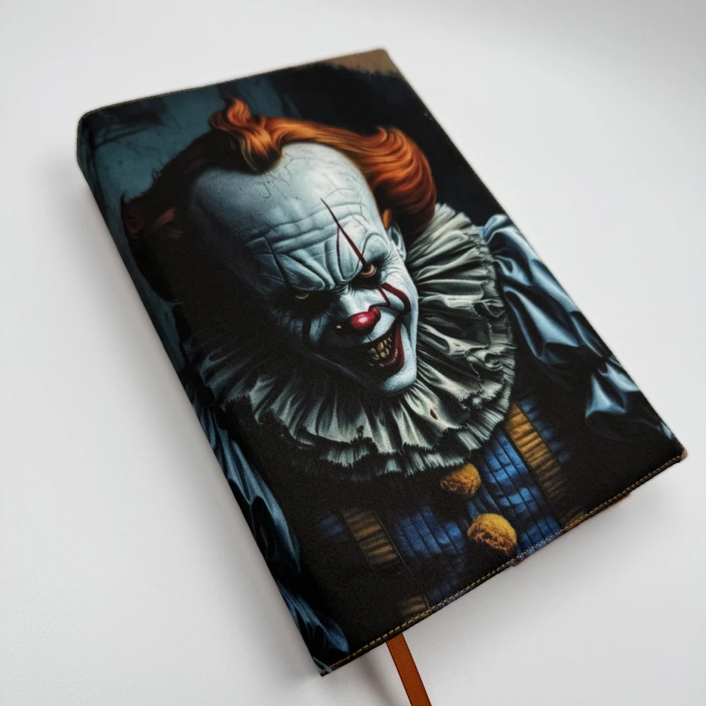  Nastavitelný obal na knihu – potměšilý klaun Pennywise, oranžová doplňková látka, velikost L