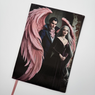 Nastavitelný obal na knihu – Upír s růžovými křídly a dívka, fantasy motiv a fialová látka, velikost XL