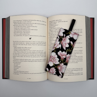 Záložka do knihy – růžová magnolie na černém podkladu, oboustranná