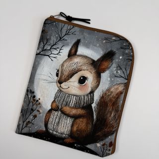 Pouzdro na čtečku – Zimní veverka, velikost L (13 × 18 cm)