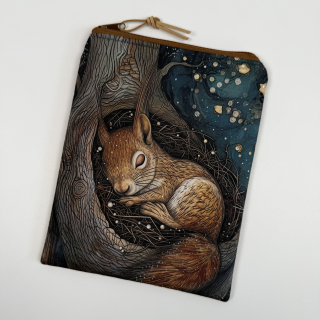 Pouzdro na čtečku – Spící liška v dutině stromu, velikost M (12 × 16 cm)